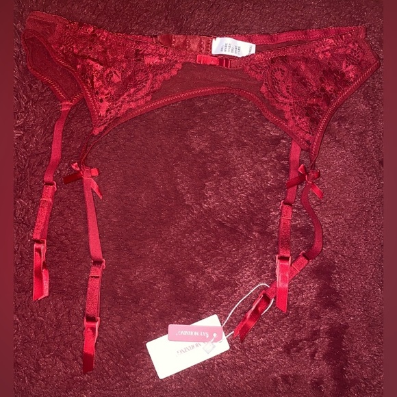 Red and Black Lace Garter Belt Set - Picture 6 of 6